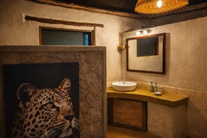 Chalet Luxe, vue fleuve | Salle de bain | Douche, serviettes fournies