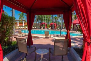A heated pool - 10 miles to Disney World, private pool and spa, guarded and gated community, washer and dryer (Davenport)