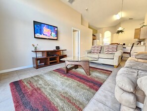 TV, music library, video library - 10 miles to Disney World, private pool and spa, guarded and gated community, washer and dryer (Davenport)