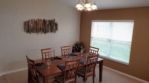 Dining - 10 miles to Disney World, private pool and spa, guarded and gated community, washer and dryer (Davenport)