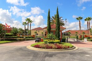 Property grounds - 10 miles to Disney World, private pool and spa, guarded and gated community, washer and dryer (Davenport)