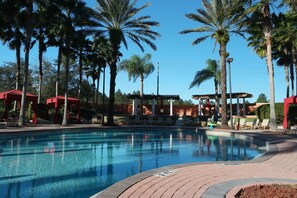A heated pool - 10 miles to Disney World, private pool and spa, guarded and gated community, washer and dryer (Davenport)