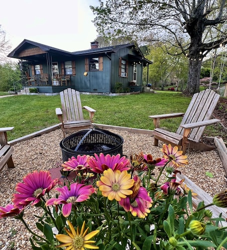 Misty Mountain Cozy & Stylish 2BR Cabin w/ Fire Pit near River & Attractions
