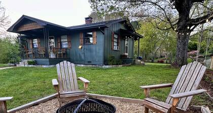 Misty Mountain Cozy & Stylish 2BR Cabin w/ Fire Pit near River & Attractions
