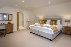 4 habitaciones, tabla de planchar con plancha, wifi y ropa de cama 