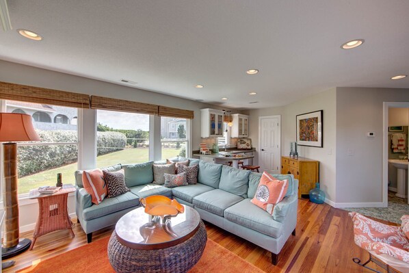 Lounge - Ground Level - Pat's Folly: Semi-Oceanfront, Private Saltwater Pool, Hot Tub (Duck)