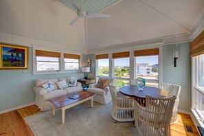 Una Smart TV, una chimenea