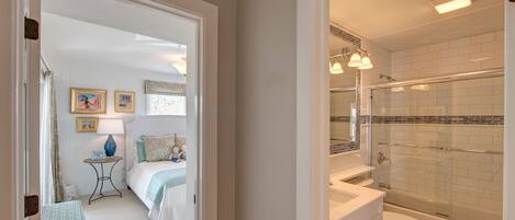 Hall Bath - Mid Level