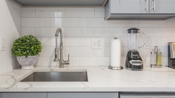 Coffee/tea maker, fridge, microwave, oven - The Brick & Blue Suite University City (Philadelphia)