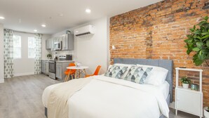 1 bedroom, iron/ironing board, free WiFi, bed sheets - The Brick & Blue Suite University City (Philadelphia)