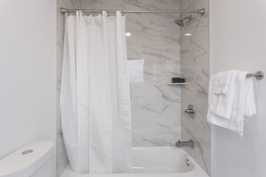 Secadora de cabello, toallas, jabón, shampoo 