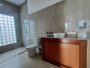 Dusche, Haartrockner, Handtücher, Seife