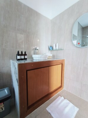 Dusj, hårføner, håndklær og såpe