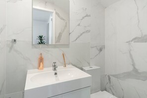 Douche, sèche-cheveux, serviettes fournies