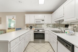 Fridge, microwave, dishwasher, coffee/tea maker - Horizon South 56-206 (Panama City Beach)