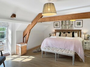 2 عدّة غرف نوم ومكواة/لوح كي وخدمة الإنترنت وملاءات أسرّة