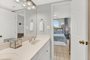 Regadera, secadora de cabello, toallas 