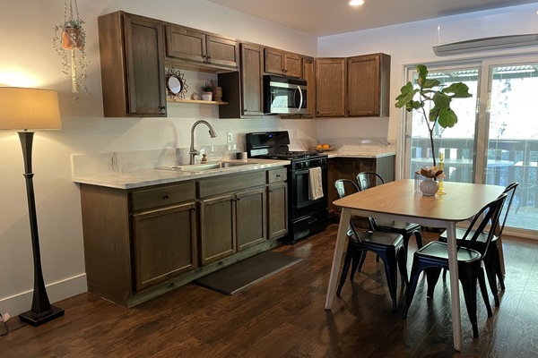 Jääkaappi, mikroaaltouuni, uuni, liesi