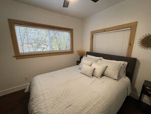 2 bedrooms, WiFi, bed sheets - 2 Bedroom Hideaway with private patio. Pet friendly! (Oroville)