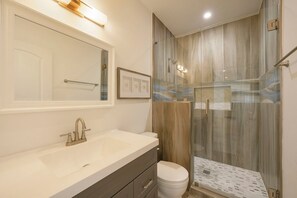 Shower, towels - A Wave From It All - Beach Cottage with Private Pool & Outdoor Area (Miramar Beach)
