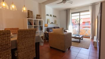 Una televisión, una chimenea