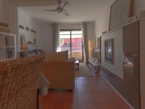 Televisie en een open haard