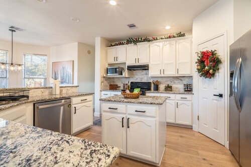 ATX Arcade, Theater, & Poolside Oasis! Pet & Kid Friendly!