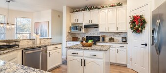 ATX Arcade, Theater, & Poolside Oasis! Pet & Kid Friendly!