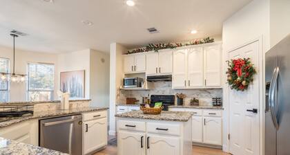 ATX Arcade, Theater, & Poolside Oasis! Pet & Kid Friendly!