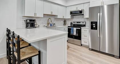 Beautifully Remodeled Townhouse Steps from the Shore – Pool & Garage Included