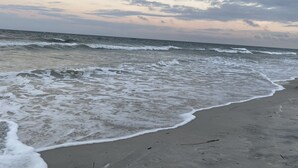 Una playa con olas suaves besando la orilla.