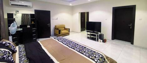 5 bedrooms, iron/ironing board, WiFi, bed sheets