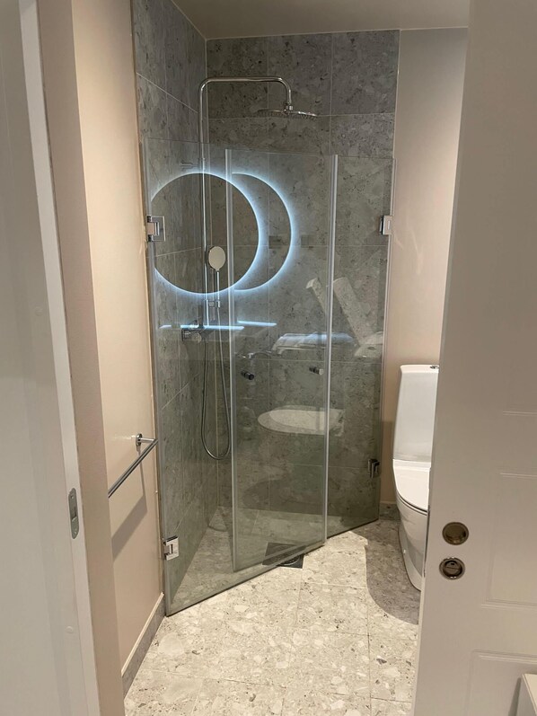 Een douche, handdoeken