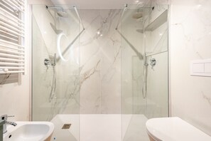 Shower, hair dryer, bidet, towels - Nobel - Historic Center, Genova, Italy (Genova)