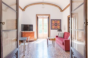 TV - Charming Flat - Historic Center, Genova, Italy (Genova)