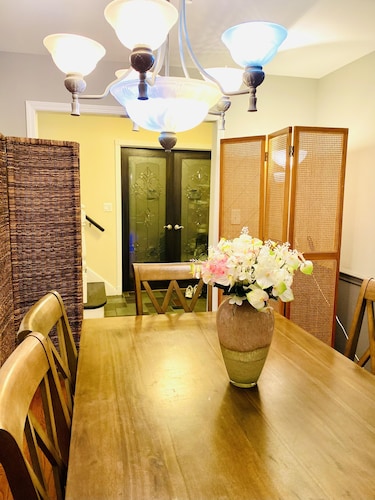 5 BR 3 BATH Naperville Downtown with Wi-fi Desk, Near HighwayTrainStation