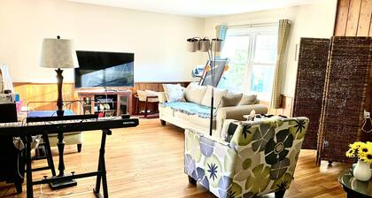 V1 Private Room In Naperville Downtown with Wi-fi Desk, Near HighwayTrainStation