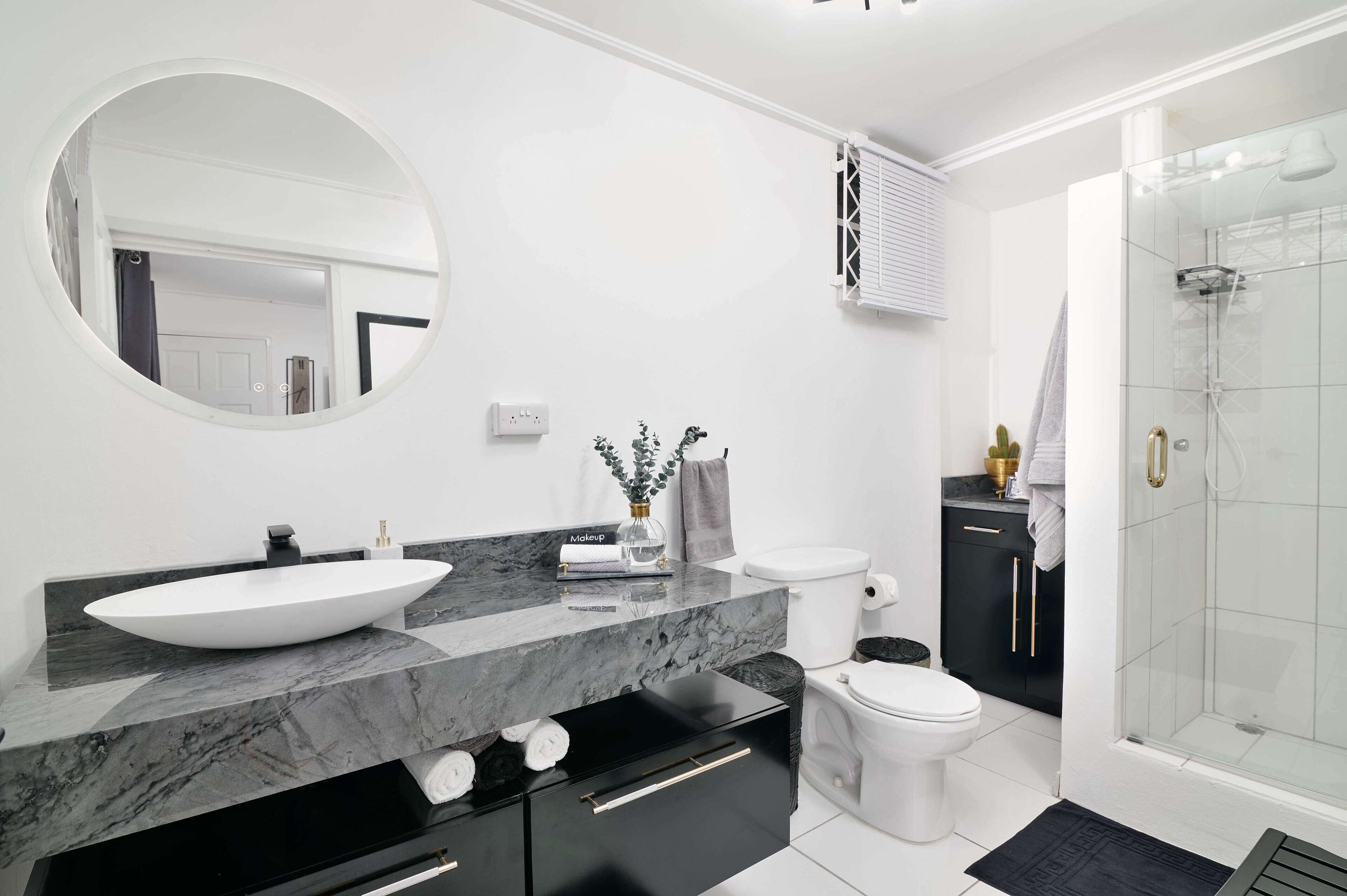 Dusj, hårføner, håndklær og såpe