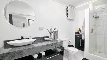 Dusj, hårføner, håndklær og såpe