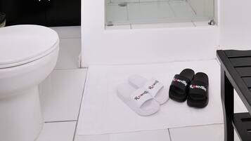Ducha, secador de pelo, toallas y jabón