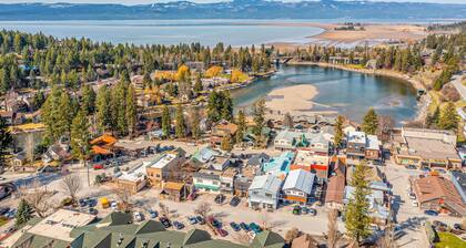 Two-story woodland cabin with firepit, near Flathead Lake & Glacier