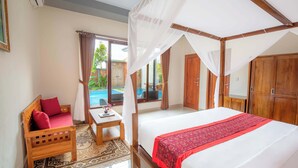 Ein Schlafzimmer mit einem Bett, einem Holzsessel, einem kleinen Tisch und Blick auf einen Pool.