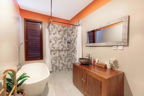Deluxe-Villa | Badezimmer | Kostenlose Toilettenartikel, Haartrockner, Hausschuhe