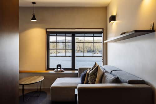 Free minibar items, free WiFi, bed sheets