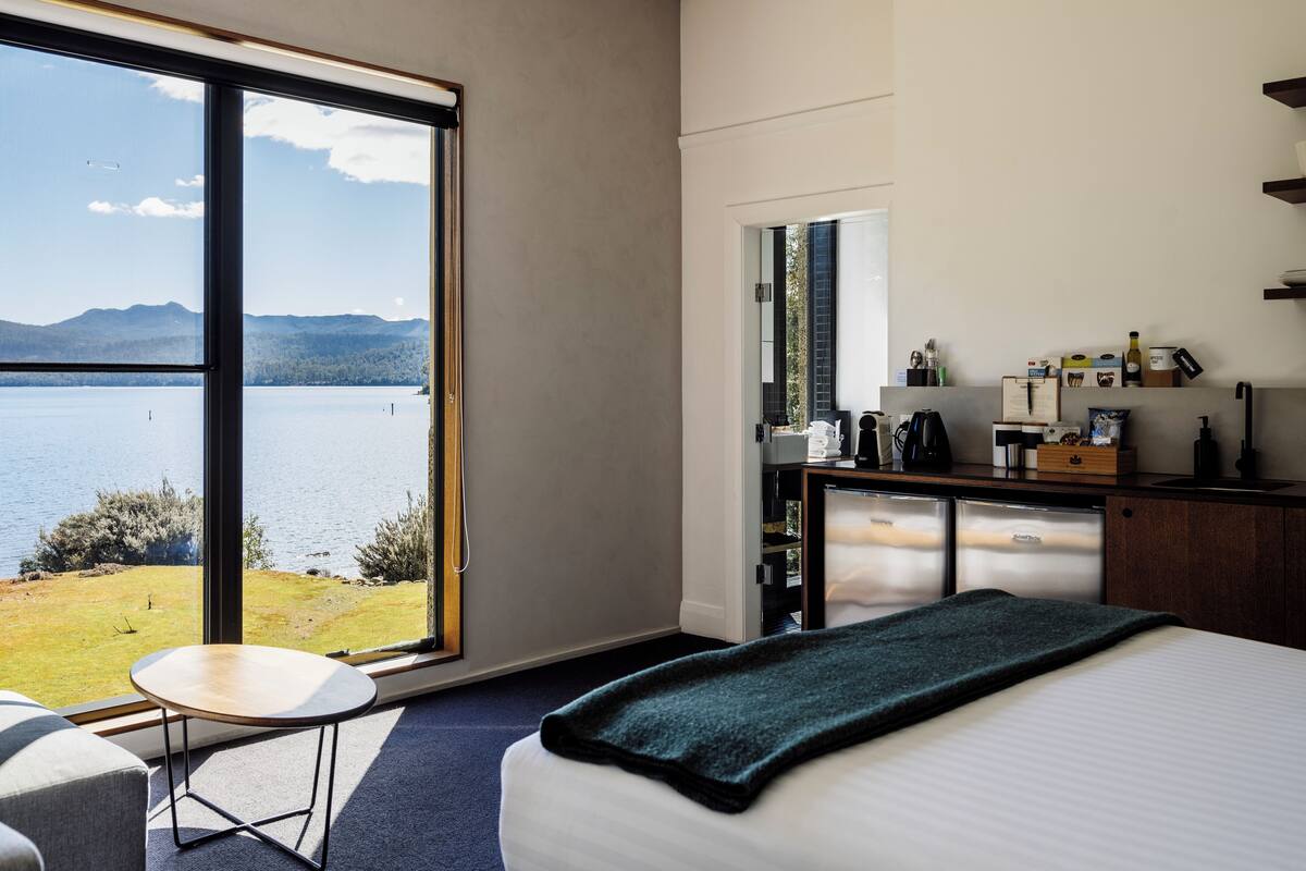 Artículos del minibar gratis, wifi gratis y ropa de cama