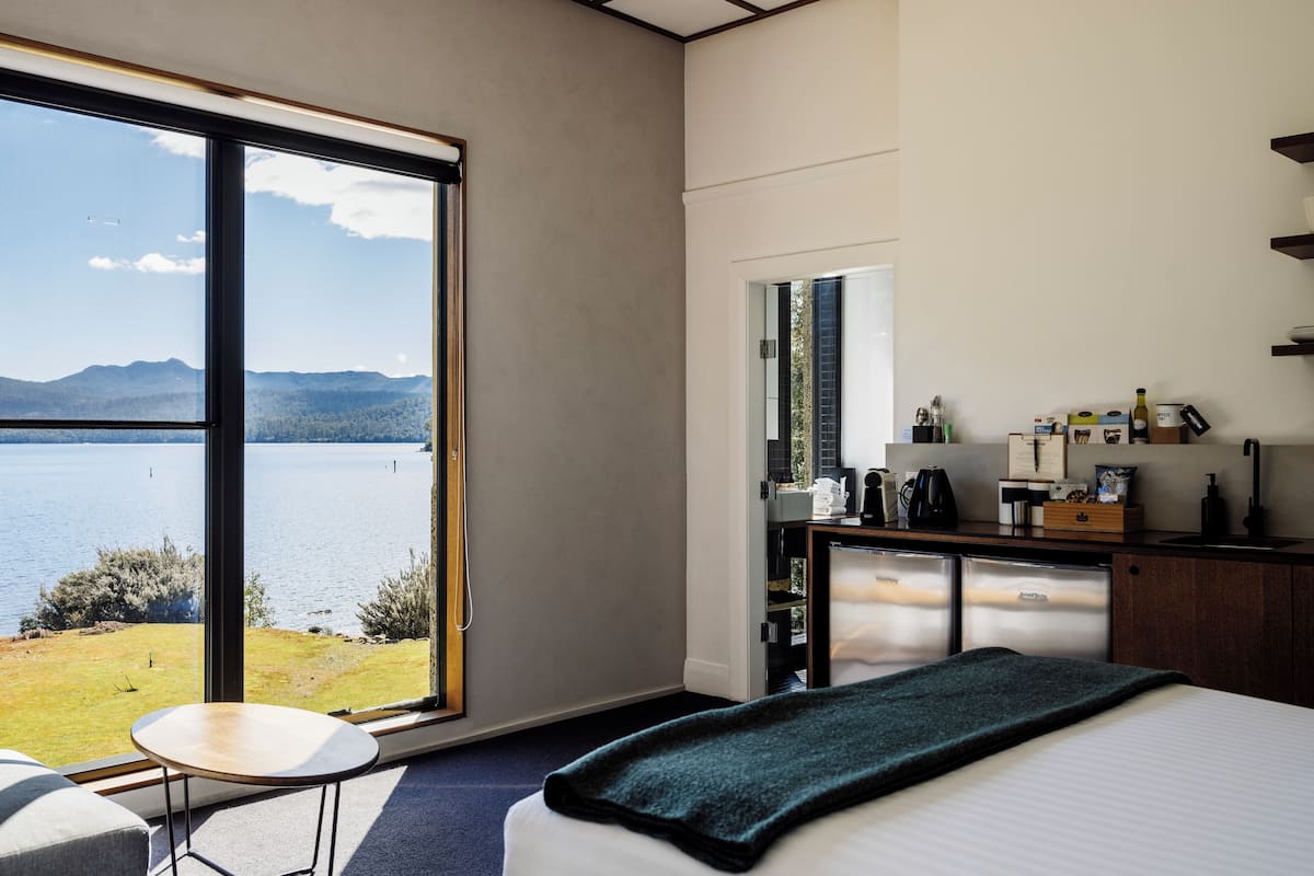 Chambre Standard, vue lac | 1 chambre, mini-bar avec articles gratuits, Wi-Fi gratuit, draps fournis