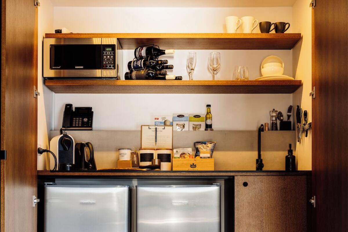 Artículos del minibar gratis, wifi gratis y ropa de cama