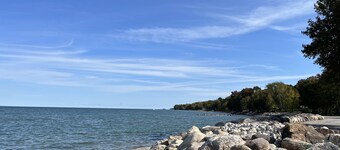 New and Cozy Cottage Steps to Georgian Bay. Pet & Family Friendly!