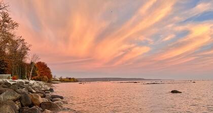 New and Cozy Cottage Steps to Georgian Bay. Pet & Family Friendly!