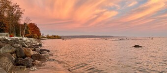 New and Cozy Cottage Steps to Georgian Bay. Pet & Family Friendly!